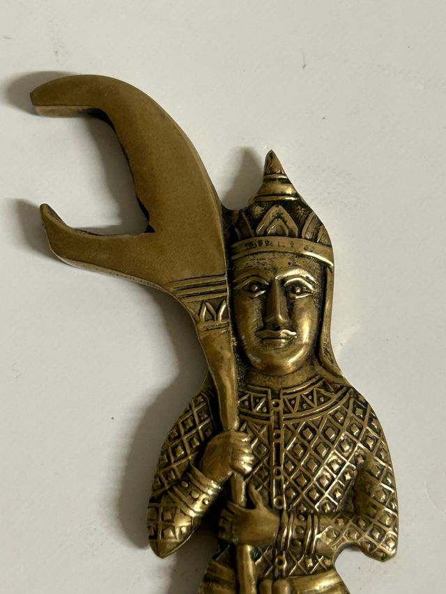 Abridor botellas de bronce figura guerrero