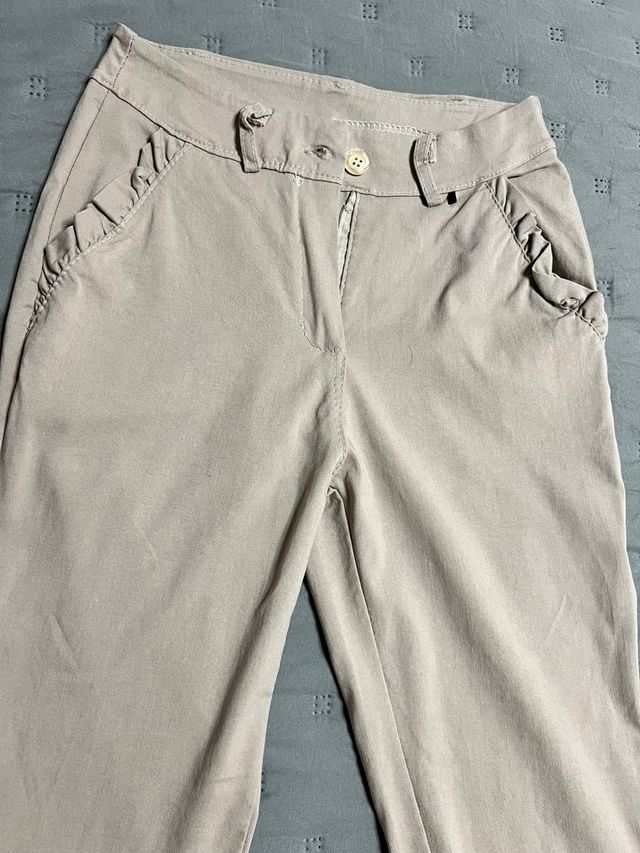 Pantalón beige con volantes