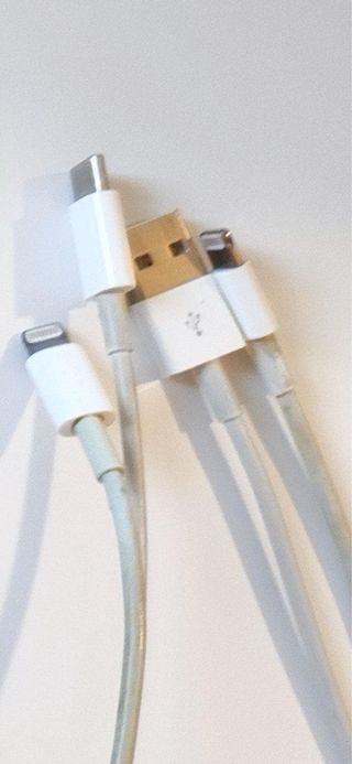 Caja iPhone 11 Pro de 256GB + funda y cables