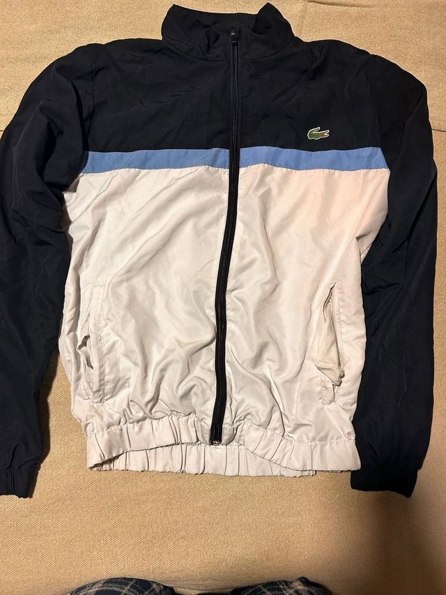 Chaqueta Lacoste azul y blanca