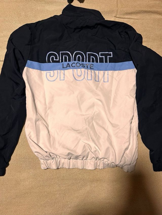 Chaqueta Lacoste azul y blanca