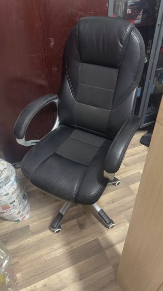 Silla de escritorio negra y plateada