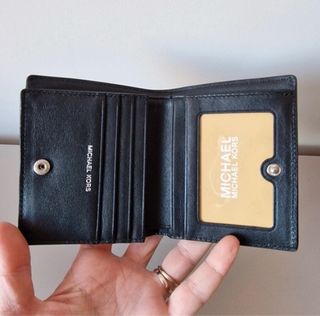 Cartera Michael Kors azul y negra