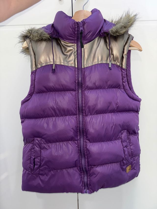 Chaleco acolchado con capucha y pelo