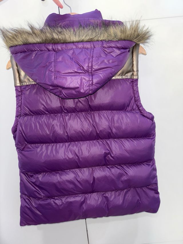 Chaleco acolchado con capucha y pelo