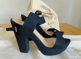 Zapatos tacón negro