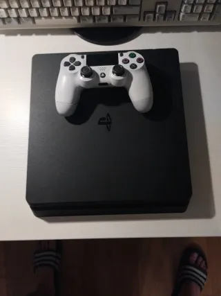 PS4 (PlayStation 4) Negra
Incluye mando original 