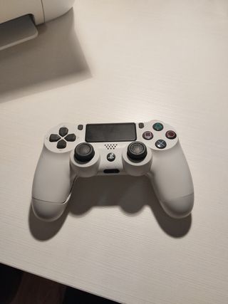 PS4 (PlayStation 4) Negra
Incluye mando original 