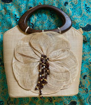 Bolso rafia artesanal tailandés asa madera