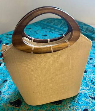 Bolso rafia artesanal tailandés asa madera