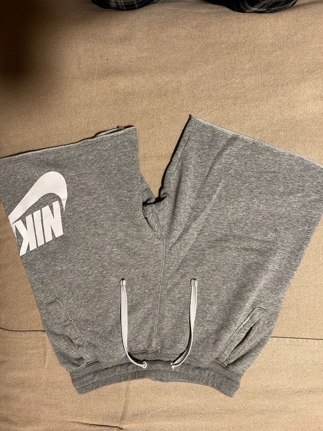 Pantalón corto Nike gris