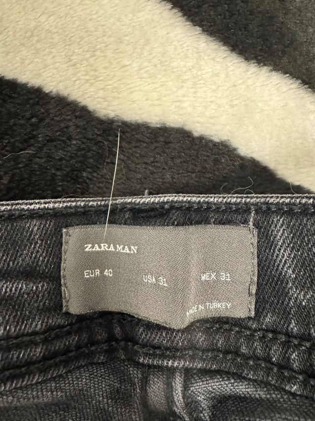 Pantalones grises desgastados con rotos