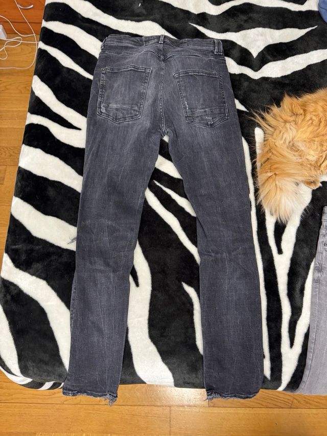 Pantalones grises desgastados con rotos