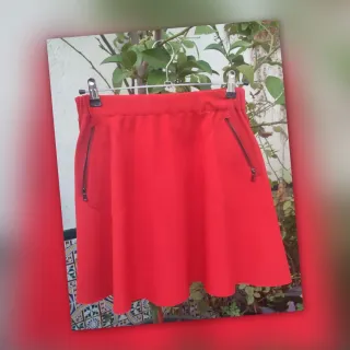Falda Zara roja con cremalleras