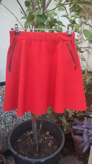 Falda Zara roja con cremalleras
