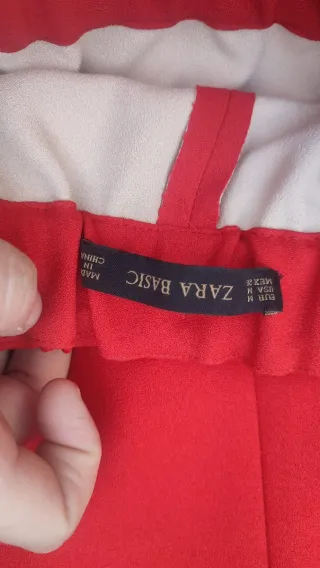 Falda Zara roja con cremalleras