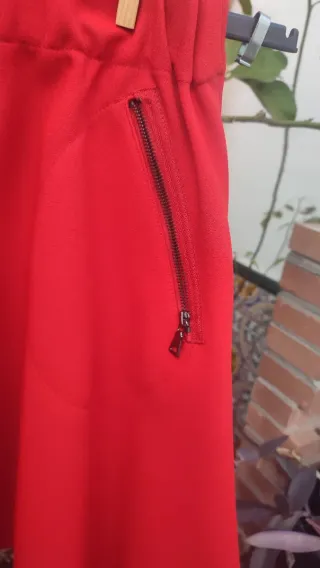 Falda Zara roja con cremalleras