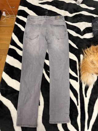 Pantalones grises vaqueros