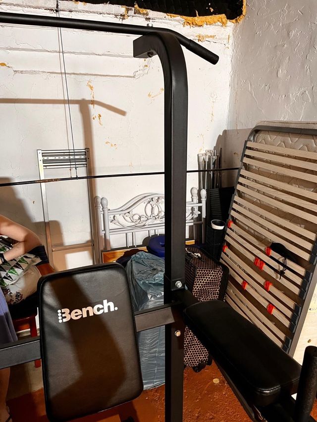 Estructura de gimnasio negra