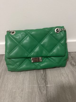 Bolso acolchado verde con cadena