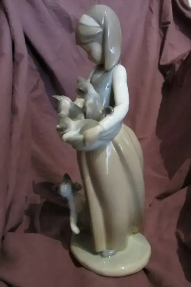 Figura Lladro Niña con Gatitos Porcelana