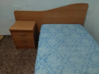 Habitación juvenil: cama, mesita y cabecero