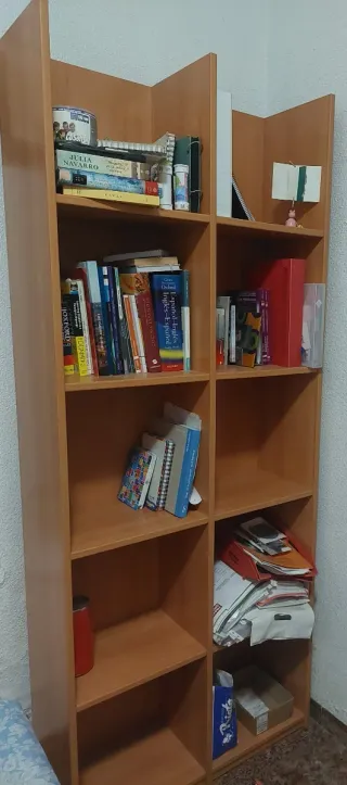Habitación juvenil: cama, mesita y cabecero