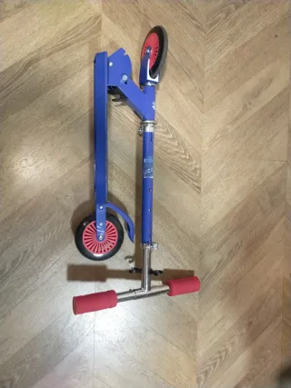 Patinete azul plegable hasta 120 cm de altura. 