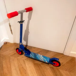 Patinete azul plegable hasta 120 cm de altura. 