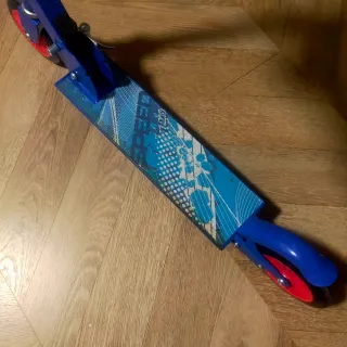 Patinete azul plegable hasta 120 cm de altura. 