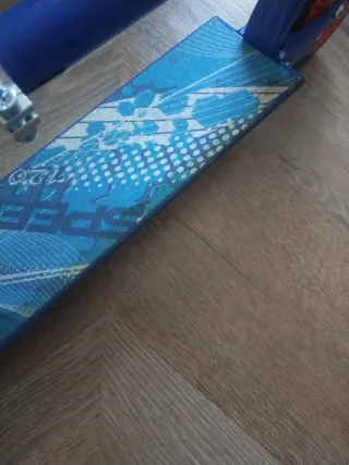 Patinete azul plegable hasta 120 cm de altura. 