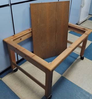 Mesa de madera con ruedas