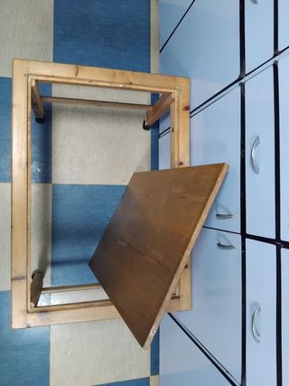 Mesa de madera con ruedas
