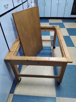Mesa de madera con ruedas