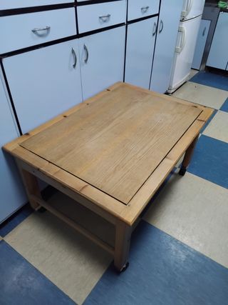 Mesa de madera con ruedas