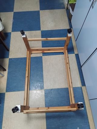 Mesa de madera con ruedas