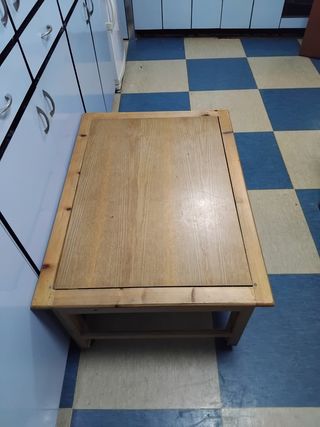 Mesa de madera con ruedas