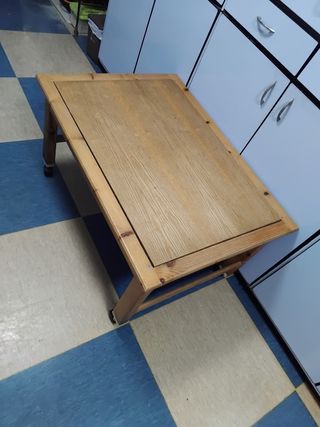 Mesa de madera con ruedas