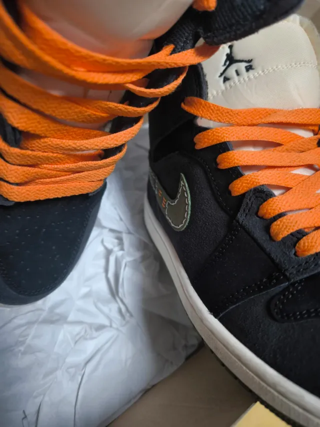 Sapatilhas Jordan Preto e Laranja