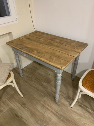 Mesa de madera rústica