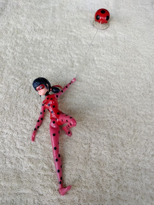 Muñeca Ladybug Prodigiosa salta y vuela