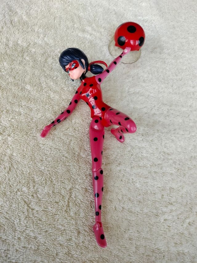 Muñeca Ladybug Prodigiosa salta y vuela