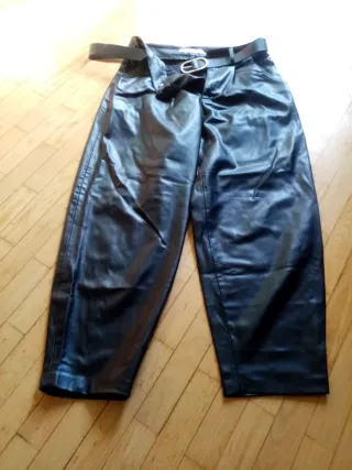 Pantalón efecto piel sintética negro