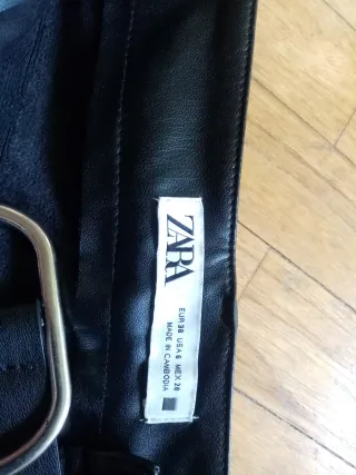 Pantalón efecto piel sintética negro