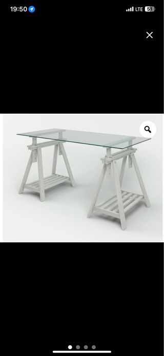 Mesa de cristal con patas de madera