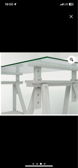 Mesa de cristal con patas de madera