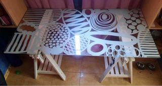Mesa de cristal con patas de madera
