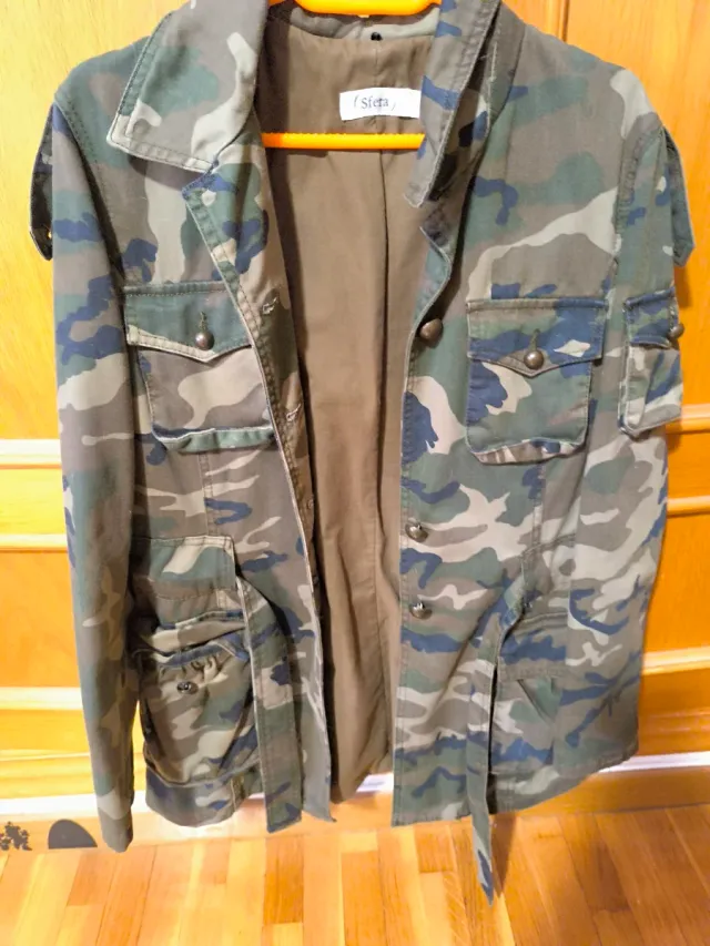 Cazadora verde y rosa