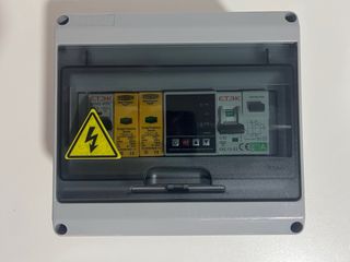 Caja protecciones cargador coche eléctrico display