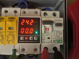 Caja protecciones cargador coche eléctrico display